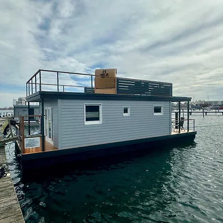 Úszó hotel Hausboot Lilla Lina Fehmarn
